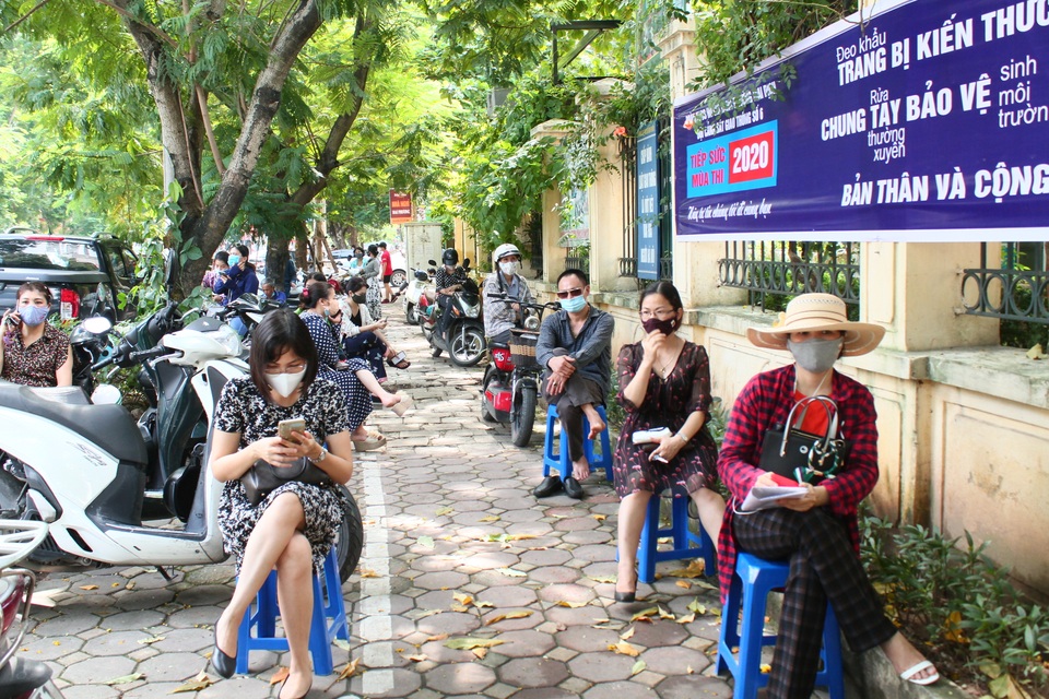 Vẫn có phụ huynh tụ tập chuyện trò, chủ quan trong phòng dịch Covid-19 - 4 Vẫn có phụ huynh tụ tập chuyện trò, chủ quan trong phòng dịch Covid-19 - 4