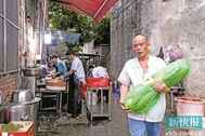 Chủ quán lẩu Trung Quốc khổ vì khách đông: "Không có thời gian tiêu tiền"