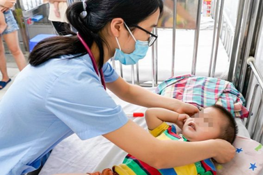 Tăng trẻ mắc tay chân miệng, 3 dấu hiệu cảnh báo bệnh trở nặng