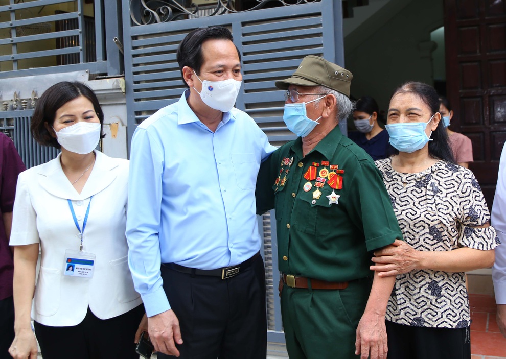 Bộ trưởng Đào Ngọc Dung: Trân quý những tấm gương tỏa sáng giữa đời thường - 4 Bộ trưởng Đào Ngọc Dung: Trân quý những tấm gương tỏa sáng giữa đời thường - 4