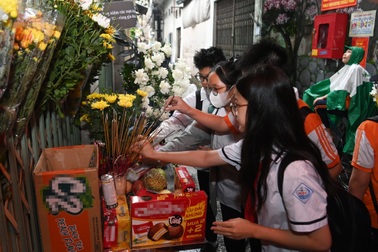 Người Hà Nội đội mưa thắp hương tưởng niệm 56 nạn nhân vụ cháy chung cư