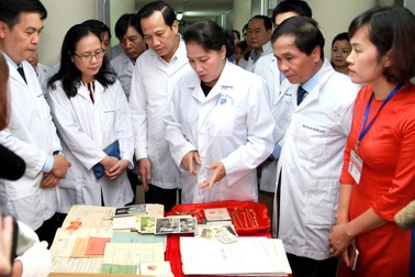 Xúc động xem lại kỷ vật của cán bộ đi B trong chiến tranh