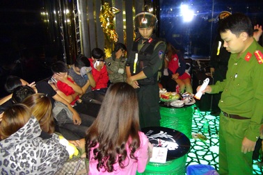 Đột kích quán karaoke, phát hiện 50 thanh niên phê ma túy