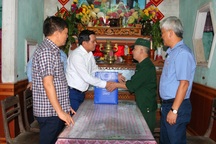 Thứ trưởng Bộ LĐ-TB&XH thăm, tặng quà đối tượng chính sách tại Quảng Bình