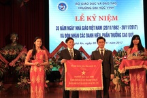 Trường Đại học Vinh nhận cờ thi đua xuất sắc toàn diện nhân kỷ niệm 20/11