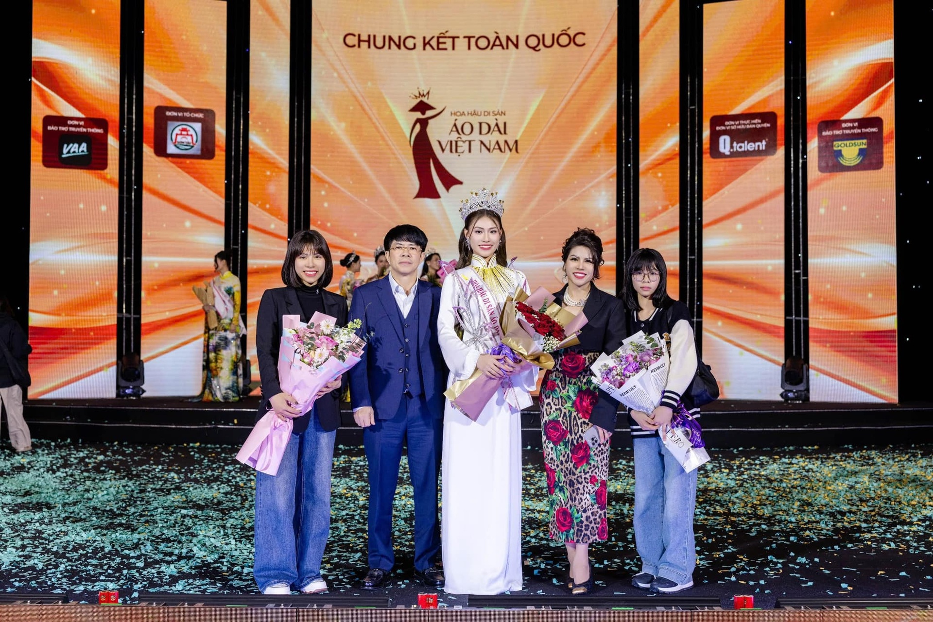 Cô gái xinh đẹp cao 1,73m ở hàng đầu khối diễu hành 54 dân tộc là ai? - 7 Cô gái xinh đẹp cao 1,73m ở hàng đầu khối diễu hành 54 dân tộc là ai? - 7