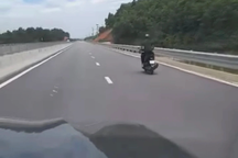 Nam thanh niên bị xử phạt vì đi xe máy vào cao tốc Tuyên Quang - Phú Thọ