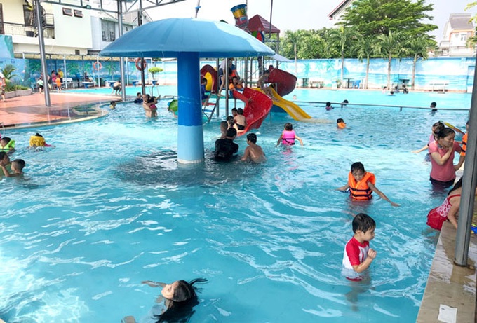 Trẻ em tham gia tập bơi tại một bể bơi tư nhân tại phường Tân Tiến, TP. Biên Hòa. Ảnh: T.Nam