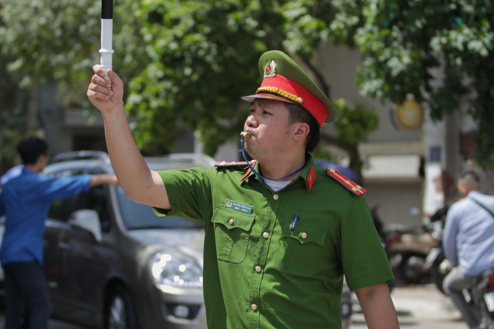 Hà Nội: Thanh niên tình nguyện đội nắng tiếp sức thí sinh thi vào lớp 10 - 13 Hà Nội: Thanh niên tình nguyện đội nắng tiếp sức thí sinh thi vào lớp 10 - 13