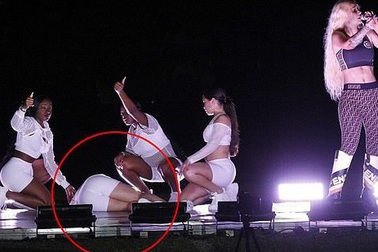 Iggy Azalea bị chỉ trích vì vẫn hát khi vũ công ngất xỉu bên cạnh