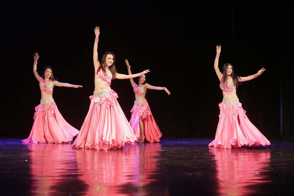 Mãn nhãn “bữa tiệc” bellydance nóng bỏng khiến khán giả không thể ngồi yên - 10