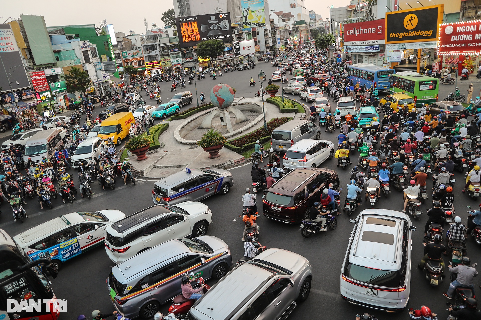 Giao thông TPHCM ùn ứ khắp nơi dịp cận Tết Nguyên đán - 4 Giao thông TPHCM ùn ứ khắp nơi dịp cận Tết Nguyên đán - 4