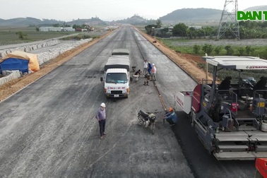 Thảm những mét bê tông nhựa đầu tiên tại cao tốc Ninh Bình - Thanh Hóa