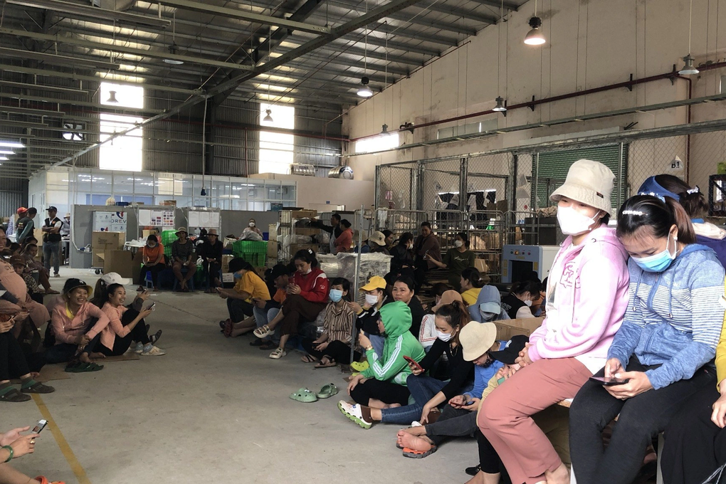 Công nhân chặn xe hàng vì lo bị bỏ rơi khi công ty giải thể - 2 Công nhân chặn xe hàng vì lo bị bỏ rơi khi công ty giải thể - 2