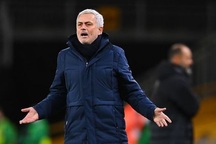 Tottenham lại gây thất vọng: Sai lầm chết người của HLV Mourinho