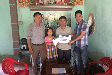 Trao hơn 131 triệu đồng tới em Phan Thị Mến