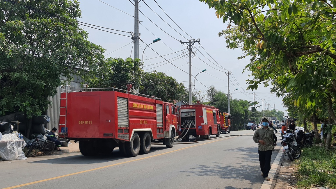 Lửa bao trùm xưởng nhựa ở TPHCM, người dân bồng con chạy thoát thân - 2 Lửa bao trùm xưởng nhựa ở TPHCM, người dân bồng con chạy thoát thân - 2