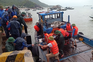 Tàu chở xi măng chìm trên biển Cù Lao Chàm, 10 người thoát chết