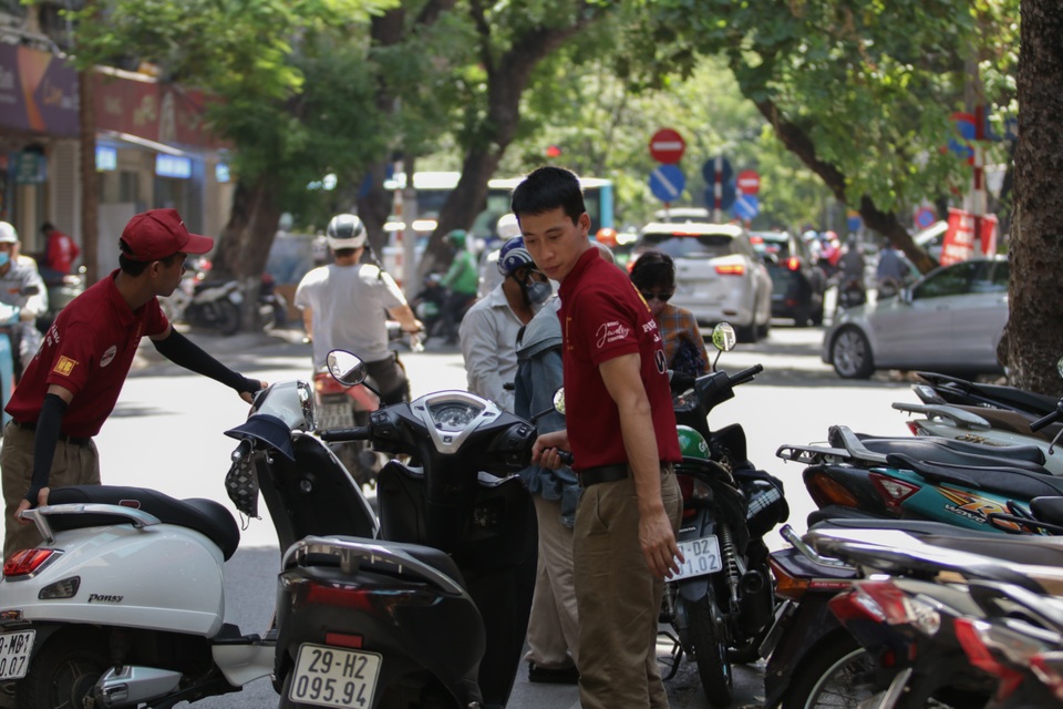 Hà Nội: Đổ xô đi bán vàng kiếm lời sau khi vàng tăng cao kỷ lục - 14 Hà Nội: Đổ xô đi bán vàng kiếm lời sau khi vàng tăng cao kỷ lục - 14