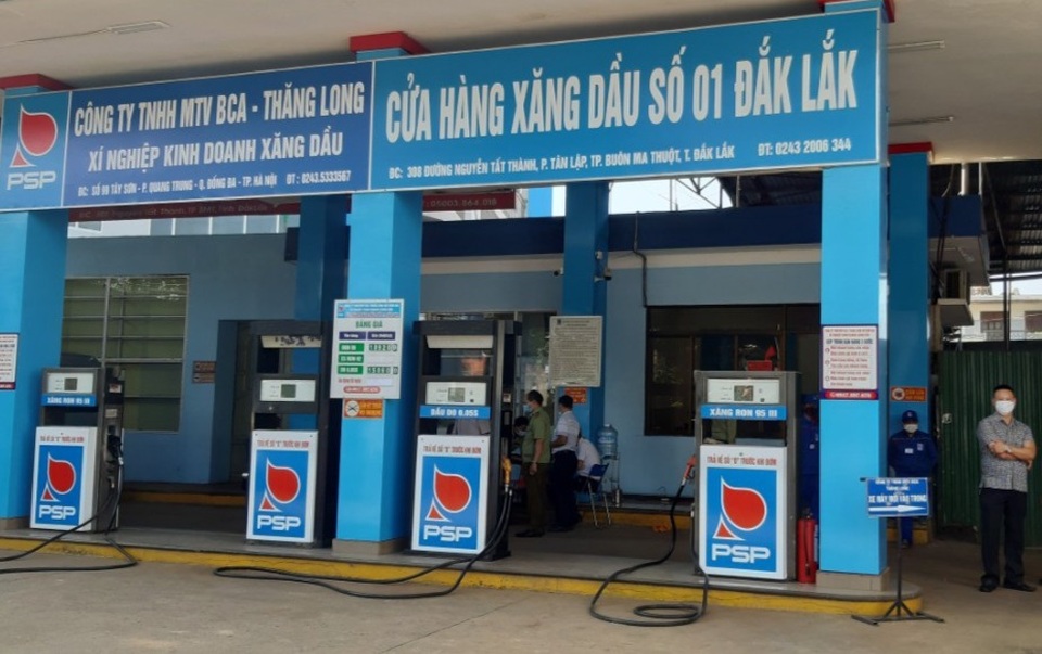Cây xăng không phép ngang nhiên hoạt động giữa trung tâm thành phố - 1 Cây xăng không phép ngang nhiên hoạt động giữa trung tâm thành phố - 1