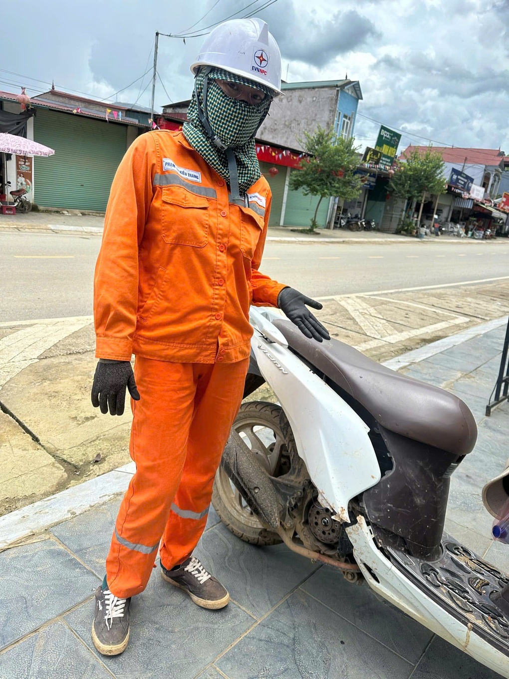 Cô gái kể phút tháo chạy khi đất đá sạt lở ào ào giữa đường ở Sơn La - 3