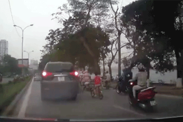 Trẻ em tự đạp xe ra phố - Cha mẹ đừng chủ quan