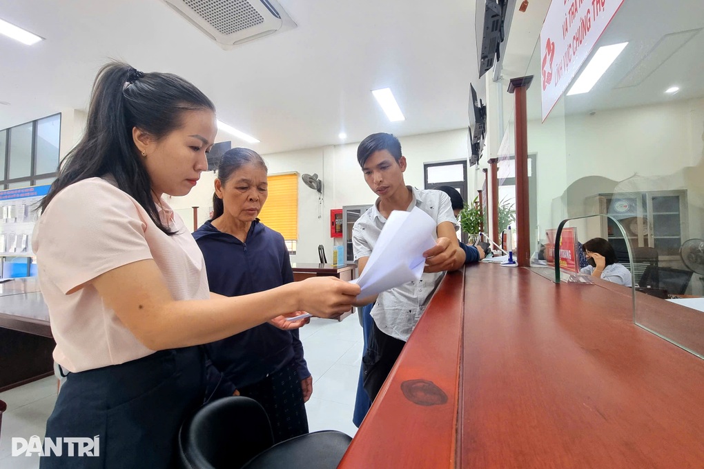 Cán bộ tận tình, người dân phấn khởi làm thủ tục cấp sổ đỏ ngay tại xã - 3 Cán bộ tận tình, người dân phấn khởi làm thủ tục cấp sổ đỏ ngay tại xã - 3