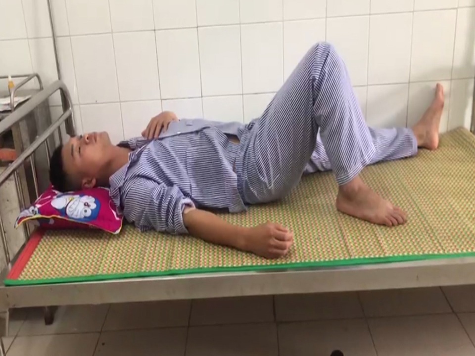 Cảnh sát giải cứu một cụ bà bị hàng xóm dùng dao khống chế - 2 Cảnh sát giải cứu một cụ bà bị hàng xóm dùng dao khống chế - 2