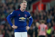 Gabbiadini đá hỏng penalty, MU may mắn thủ hòa Southampton