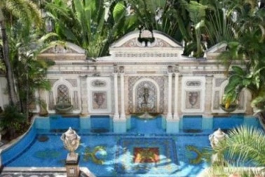 Bên trong lâu đài hóa khách sạn 5 sao của ông hoàng thời trang Versace