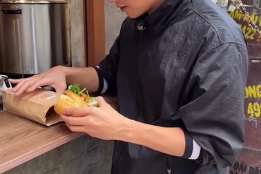 Tạ Đình Phong dành lời khen cho bánh mì Việt Nam