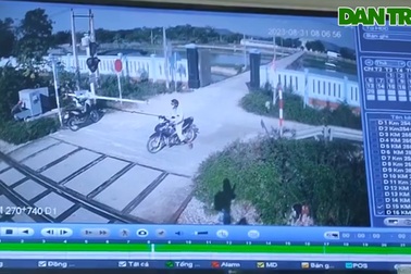 Khoảnh khắc nữ gác chắn đường sắt cứu người thoát chết