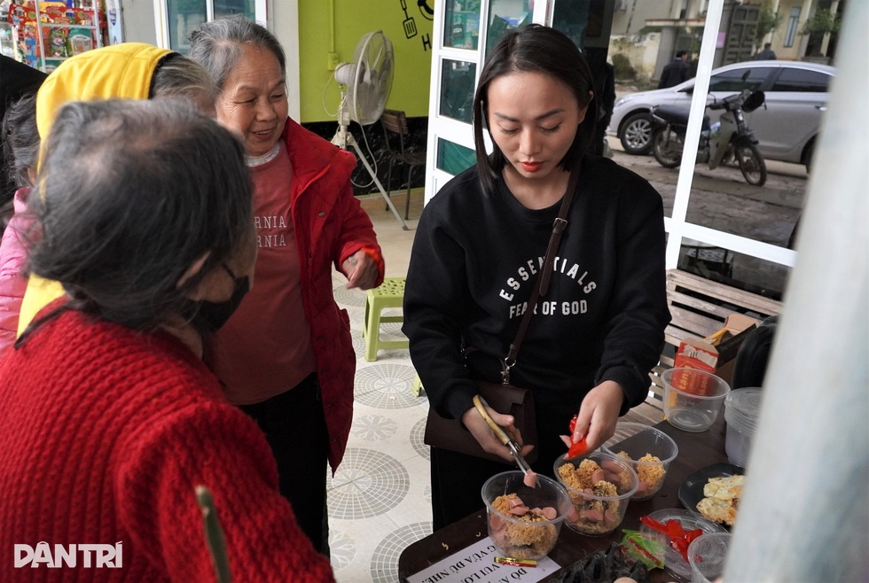 Tiệm mì gói chỉ 1.000 đồng, có thêm trứng và xúc xích - 2