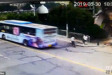 Xe tải chở cần cẩu bất ngờ lật nghiêng, lái xe mở cửa tung mình chạy thoát thân