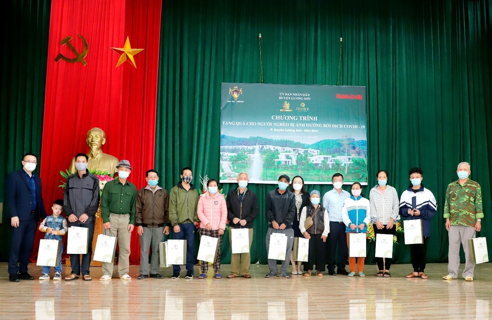 Tập đoàn Việt Mỹ tặng quà đồng bào nghèo tại huyện Lương Sơn Hòa Bình - 2 Tập đoàn Việt Mỹ tặng quà đồng bào nghèo tại huyện Lương Sơn Hòa Bình - 2
