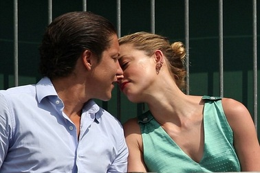 Amber Heard hạnh phúc bên bồ mới