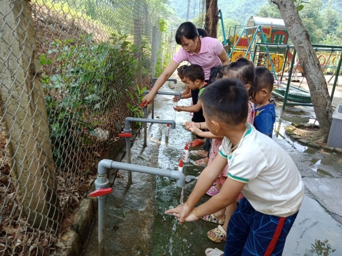 Học sinh tại điểm trường Thác Cái đã có hệ thống rửa tay bằng nước máy.