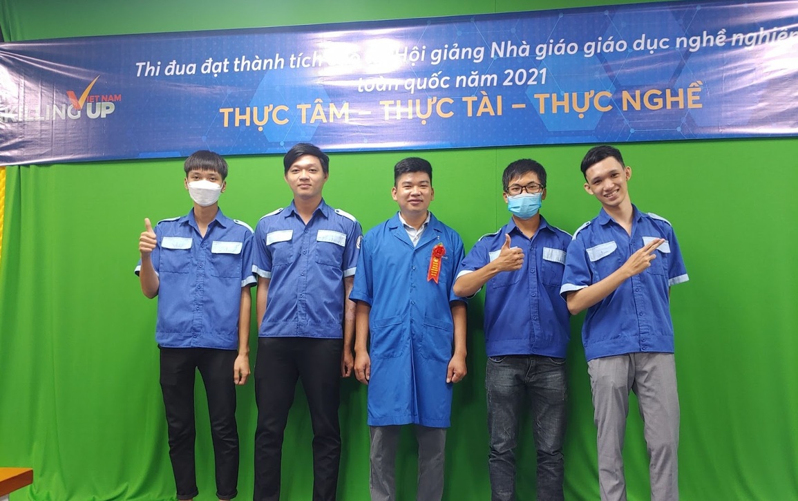 Tâm huyết của thầy giáo khiến phụ huynh thay đổi suy nghĩ về nghề điện lạnh - 5 Tâm huyết của thầy giáo khiến phụ huynh thay đổi suy nghĩ về nghề điện lạnh - 5
