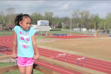 Bé gái gốc Việt khuyết tật ước mơ thành vận động viên bơi lội Mỹ