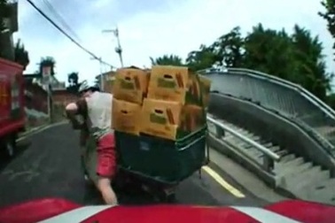 Xe máy chở quá khổ, quá tải - Khó tránh tai nạn!