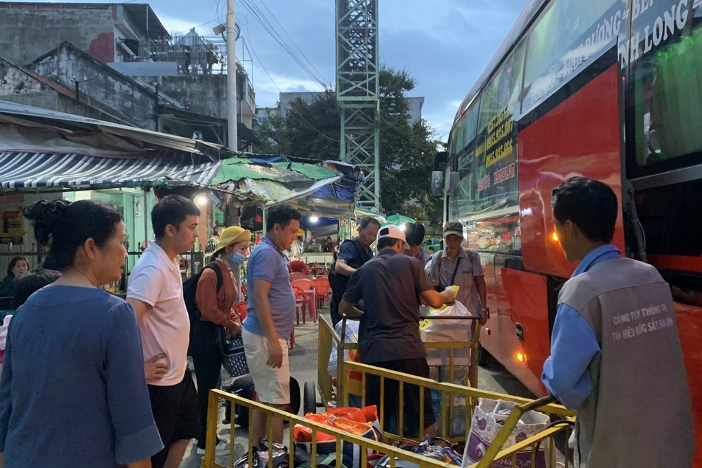 Vụ sạt lở làm đường sắt Bắc - Nam tê liệt: Chưa dự kiến thời gian thông hầm - 3 Vụ sạt lở làm đường sắt Bắc - Nam tê liệt: Chưa dự kiến thời gian thông hầm - 3