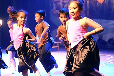 Độc đáo dancesport, hip hop với... nhạc dân gian của vũ công nhí