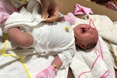 Bé gái bị bỏ trước cửa nhà dân kèm mảnh giấy nhờ nuôi hộ