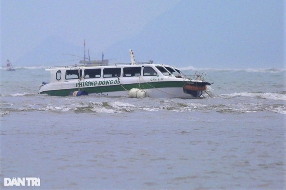 Vụ chìm ca nô thảm khốc: Mặc áo phao nhưng gặp sóng to cũng khó thoát - 1 Vụ chìm ca nô thảm khốc: Mặc áo phao nhưng gặp sóng to cũng khó thoát - 1