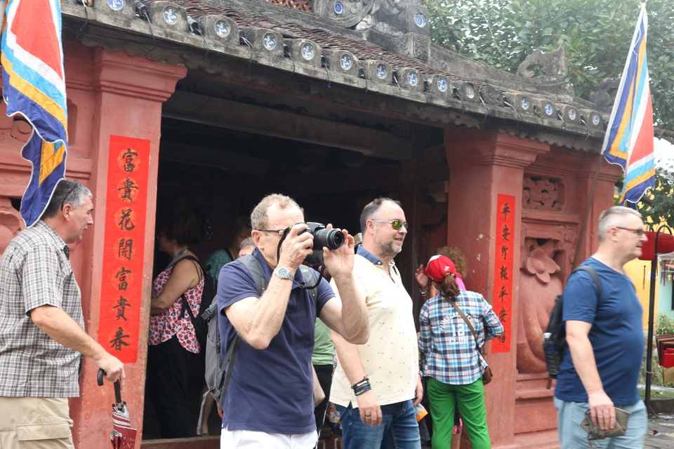 Hội An thắt chặt phòng ngừa dịch bệnh, du khách vẫn tấp nập tham quan - 9 Hội An thắt chặt phòng ngừa dịch bệnh, du khách vẫn tấp nập tham quan - 9