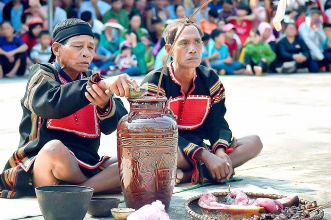 Lễ vật trong lễ cầu mưa gồm 1 ghè rượu, sáp ong se thành từng cây nến, một tô gạo; thịt được cắt ra thành từng miếng bày sẵn.