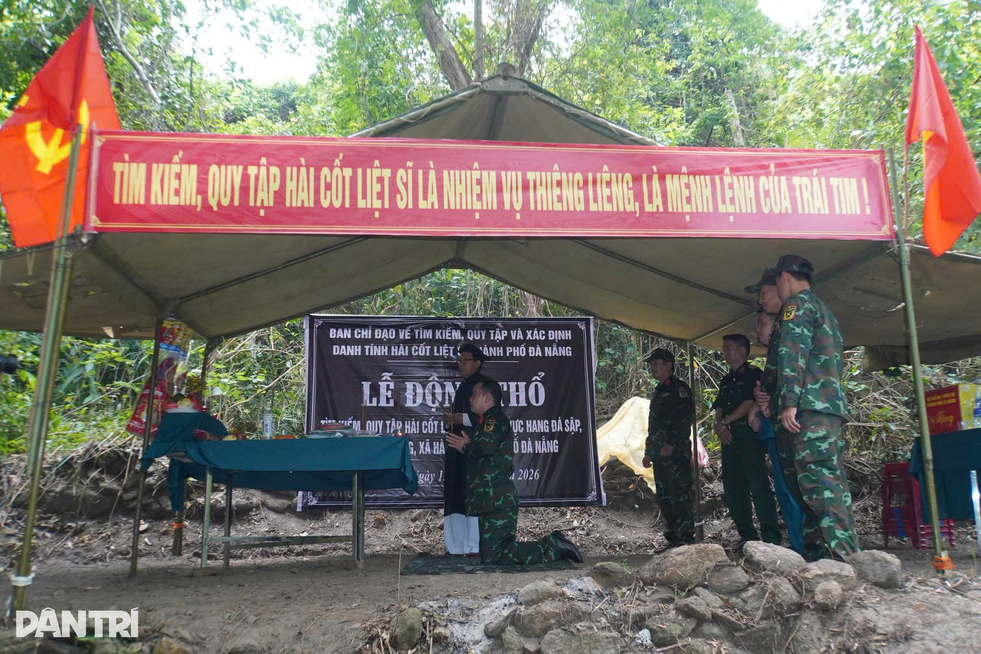 Băng rừng, phá đá đưa 5 hài cốt liệt sĩ trở về từ hang sâu trên núi - 2 Băng rừng, phá đá đưa 5 hài cốt liệt sĩ trở về từ hang sâu trên núi - 2