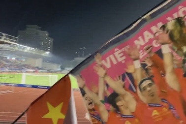 Cổ động viên Việt Nam ăn mừng chiến thắng trên SVĐ Rizal Memorial
