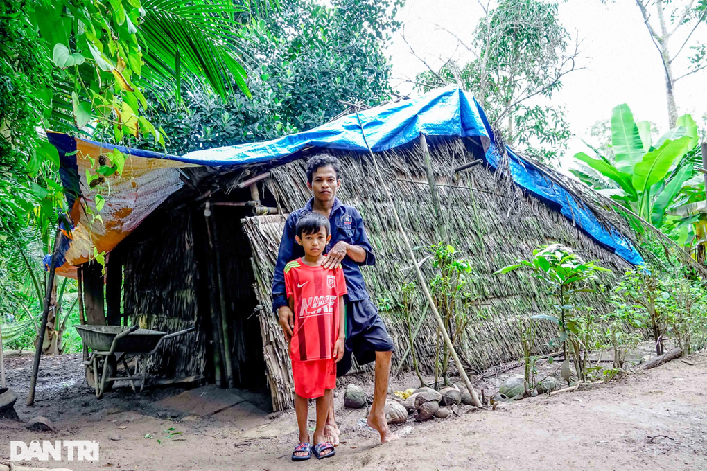 Người đàn ông tật nguyền, lay lắt cùng con trai trong căn nhà lá xập xệ - 1 Người đàn ông tật nguyền, lay lắt cùng con trai trong căn nhà lá xập xệ - 1