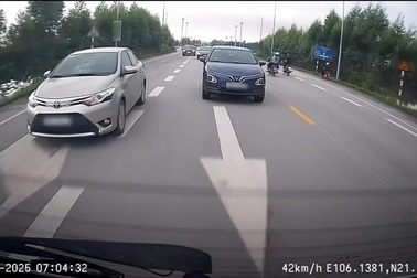 Hai ô tô kèn cựa, tranh giành đường, xô ngã người đi xe máy
